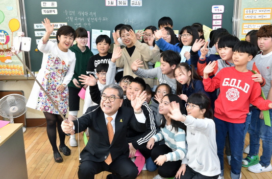 30일 이재정 교육감이 연천 전곡초등학교 6학년 3반 학생들과 함께 수업에 참가한 후 사진을 촬영하고 있다.