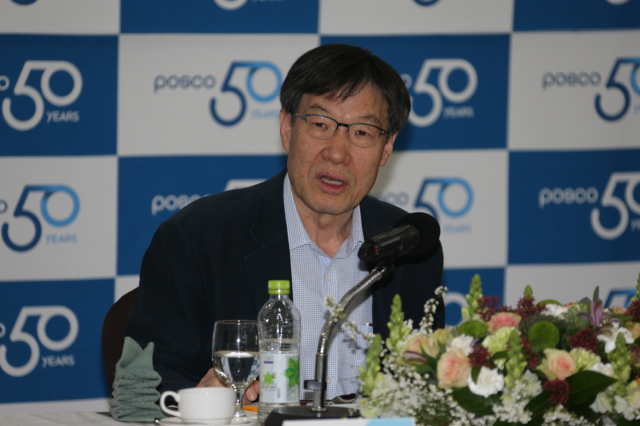 권오준 포스코그룹 회장이 3월 31일 열린 포스코 창립 50주년 기념 기자간담회에서 질의 응답을 하고 있다. (사진=포스코 제공)