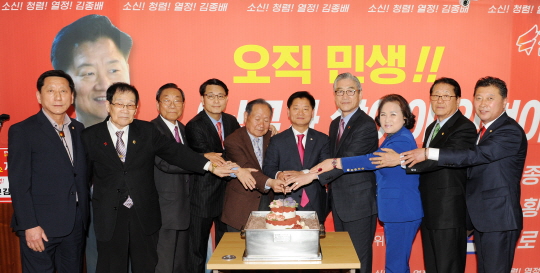 31일 김종배 예비후보가 선거사무소 개소식에서 윤상현 국회의원 등과 함께 축하 떡을 커팅하고 있다.