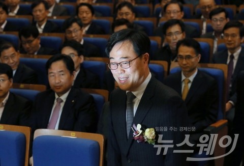 김성태 원내대표 “김기식 금감원장 외유 동반 여비서는 인턴”