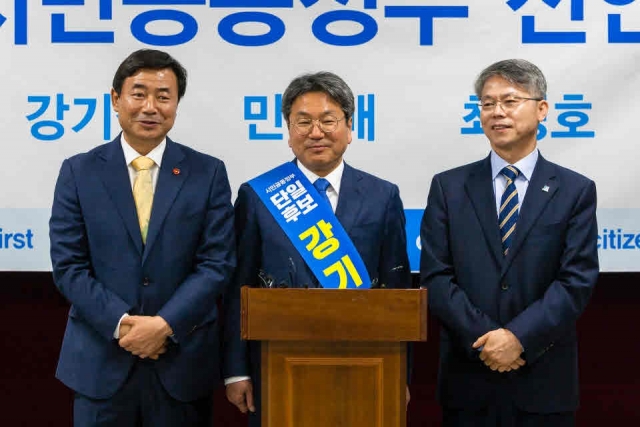 단일화 발표후 승리를 다짐하는 민형배·최영호 공동위원장과 강기정 후보