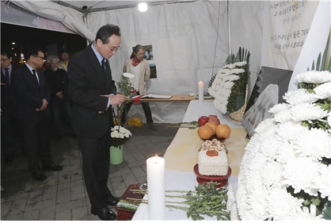 송하진 전라북도지사, ‘제주 4‧3 70주년 분향소’ 헌화‧분향