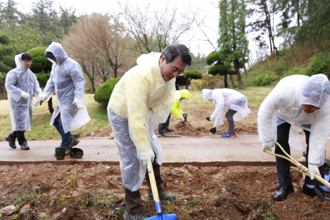 군산대, 수목원 산책로에 식목행사 실시