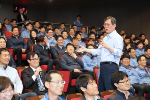 핀마이크 차고 잡스처럼 취임사한 정재훈 사장
