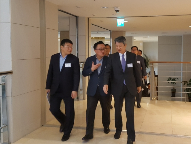 고동진 삼성전자 사장(가운데)이 6일 서울 양재동 더케이호텔에서 열린 상생협력데이에 참석해 갤럭시S9 글로벌 판매량이 1000만대를 넘어섰다고 밝혔다. 사진=한재희 기자