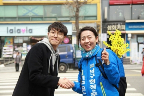 주민들의 민심을 청취하기 위해 ‘개나리봇짐 투어’에 나선 김은경 인천 남구청장 예비후보.