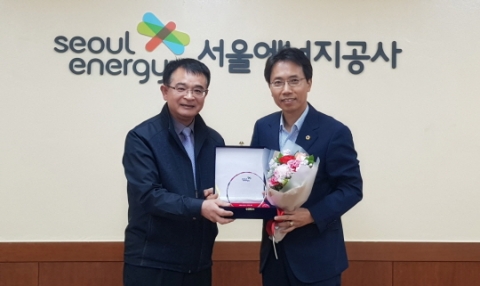 지난 3일 서울시의회 김광수 의원(오른쪽)이 서울에너지공사부터 감사패를 받고 기념촬영을 하고 있다.