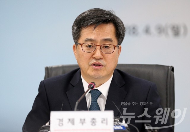 김동연 부총리 “외환시장 개입 공개 점진적 접근···결정은 독자적으로”