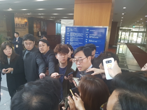 원조 親盧vs親文, ‘김기식 거취’ 놓고 엇박자