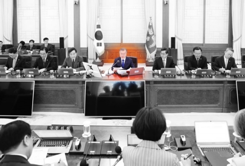 공무원을 바라보는 文대통령의 ‘한입두말’