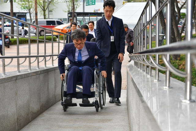 10일 서울 중구 농협은행 본점에서 이대훈 행장과 임직원이 장애체험을 하고 있다. 사진=NH농협은행 제공