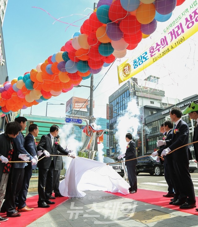 광주광역시 동구(청장 김성환)는 11일 충장로 4가에 ‘혼수의 거리’를 상징하는 조형물 제막식을 개최했다.(사진=광주 동구청)