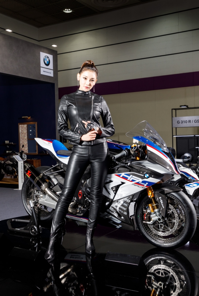BMW 그룹 코리아가 ‘2018 서울모터사이클쇼’에서 슈퍼 스포츠 모터사이클 ‘뉴 HP4 레이스’를 국내 최초로 공개했다. (사진=BMW 그룹 코리아 제공)