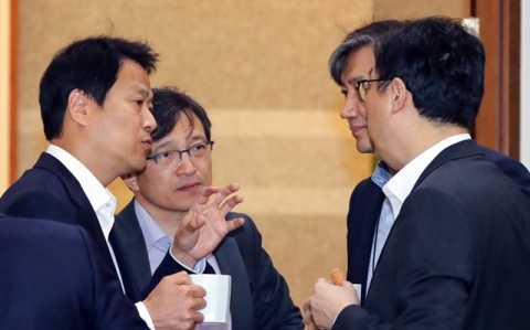 청와대가 ‘김기식 논란’을 대처하는 법··· 선관위 질의로 ‘정면돌파’ 선택