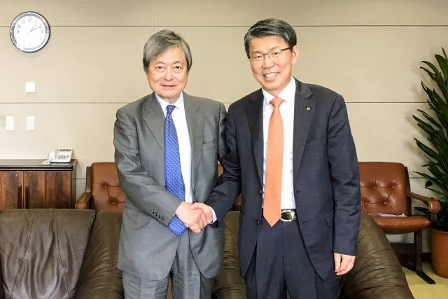 은성수 수출입은행장(오른쪽)과 아키라 곤도 JBIC총재가 12일 일본 JBIC 본사에서 고위급 회담을 가졌다. 사진=수출입은행 제공