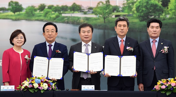 경북도가 포항시와 함께 에코프로GEM에서 투자양해각서를 체결한 가운데 관계자들이 기념사진을 찍었다(사진제공=경상북도)