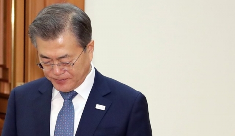 文대통령, 펜 잡고 ‘아픈 손가락’ 김기식 거론한 이유