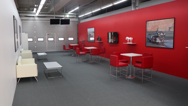 슈퍼카 브랜드 페라리가 페라리 고객들의 트랙 드라이빙 교육 및 트랙 간 휴식 공간으로 이용할 ‘페라리 드라이빙 익스피리언스 라운지(Ferrari Driving Experience Lounge)’를 강원도 인제 스피디움에 설치하고 운영을 시작한다. (사진=FMK 코리아 제공)