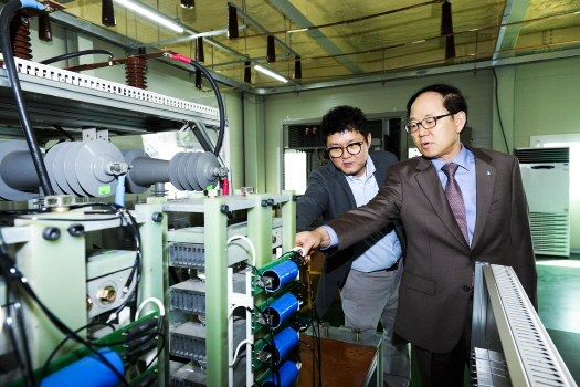 12일 한국중부발전 박형구 사장(오른쪽)이 협력 중소기업의 설비를 점검하고 있다.