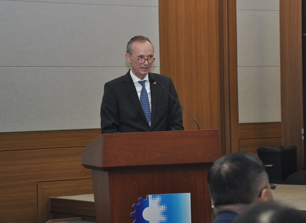 슈테판 아우어 주한 독일대사가 특강을 진행하고 있다(사진제공=대구상공회의소)