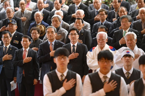 99주년 임시정부수립기념식에서 참석자들이 국민의례를 하고 있다(사진제공=경상북도)