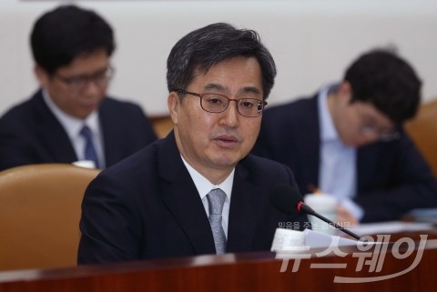 김동연 “고용부진, 최저임금 영향 아냐···추경 신속히 처리해야”