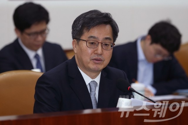 김동연 “中企 혁신 위해 조달제도 개편···계약 규제 완화”