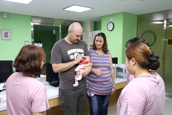 외국인 환자와 보호자가 퇴원 전에 직원들과 인사를 나누고 있다.(사진제공=대구가톨릭대학교병원)