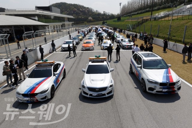 2018 CJ대한통운 슈퍼레이스 챔피언십에 출전하는 BMW M4 경주차. 사진=BMW 코리아 제공