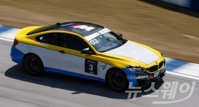 2018 CJ대한통운 슈퍼레이스 챔피언십에 출전하는 BMW M4 경주차. 사진=BMW 코리아 제공