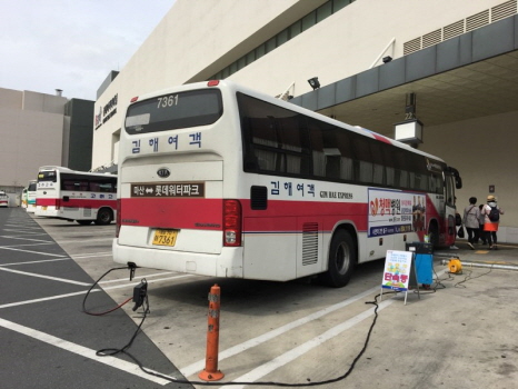 16일 김해여객터미널에서 버스를 대상으로 배출가스 단속을 실시하고 있다.