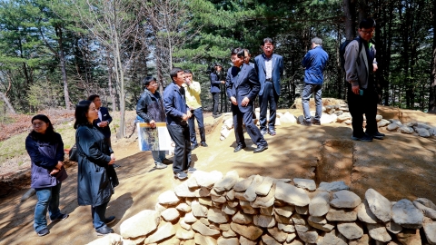 장수 동촌리 가야고분현장 문화재청 차장 방문