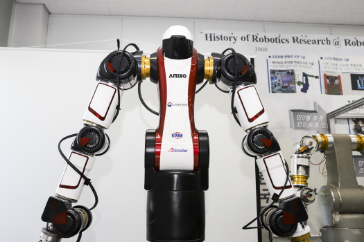 산업용 양팔 로봇 ‘아미로’.