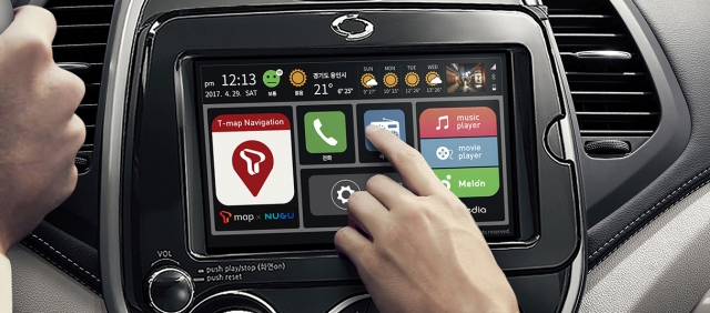 2015년 선보인 T2C(Tablet to Car) 역시 발전을 거듭하고 있다. QM3의 T2C는 일반 태블릿 PC로 사용하다가 운전 중에는 차량의 인포테인먼트 시스템으로 사용할 수 있어 유용하다. 사진=르노삼성자동차 제공