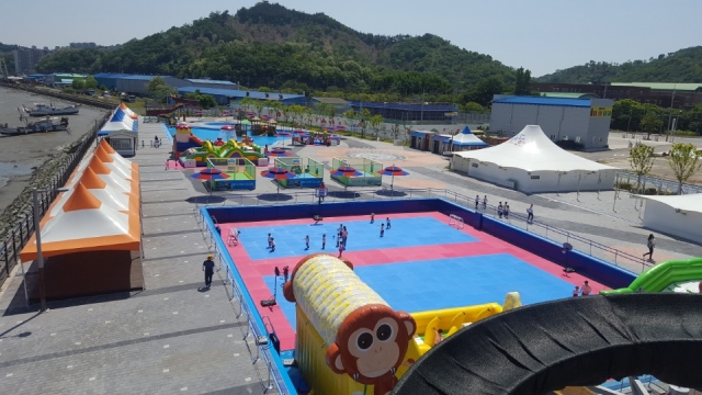 군산야외수영장, 봄철 어린이놀이시설로 변신 ‘호응’