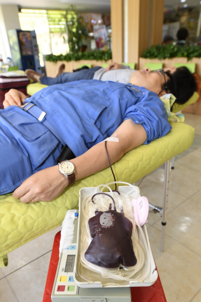 광양제철소 직원들이 25일 사랑나눔 헌혈행사를 실시하고 있다.