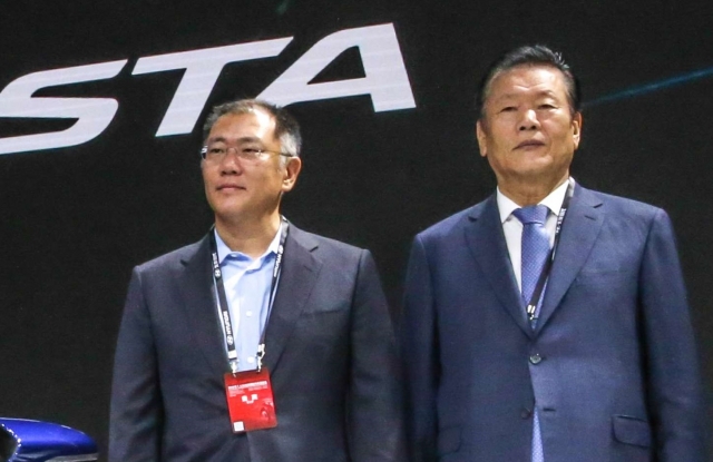 2018 베이징 모터쇼에 참석한 정의선 현대차 부회장(왼쪽), 설영흠 현대차그룹 중국사업담당 고문. 사진=현대자동차 제공