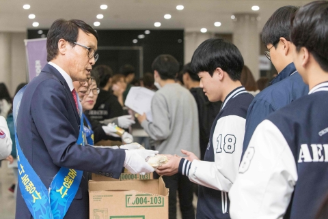 전북대, 중간고사 기간 도서관서 간식 나누며 학생 격려 및 소통