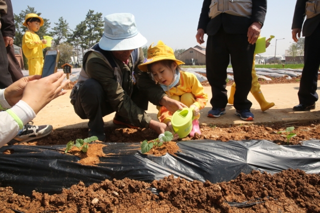 상하농원·고창군 사회복지관, ‘꿈꾸는 텃밭 프로그램’ 진행 기사의 사진