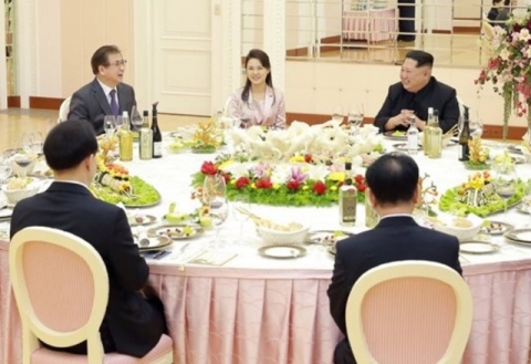 ‘리설주 동행’ 질문에··· 임종석 “어려운 질문”