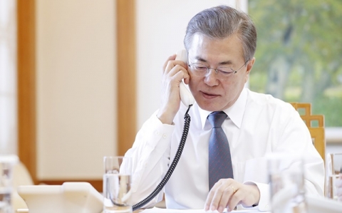 역사적 순간 하루 앞둔 文대통령··· ‘자료 읽고 또 읽고’