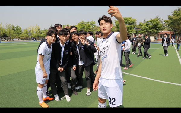 대구FC 정승원, 정치인 선수가 성광고 학생들과 셀카 사진을 찍고 있다.(사진제공=대구FC)
