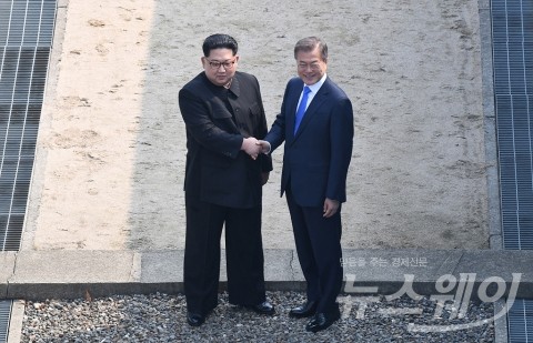文대통령 지지율 75.1%··· 2주째 ‘소폭 상승’