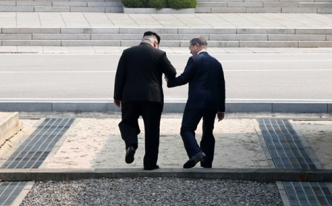 군사분계선 허문 文대통령·金위원장 ‘첫 만남’