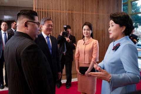 ‘정상국가’ 이미지 각인시킨 김정은·리설주