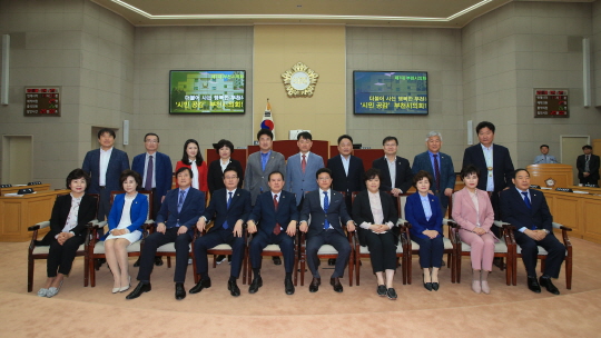부천시의회는 27일 제7대 의회 회기를 마무리하고 강동구 의장을 비롯한 시의원들이 다함께 기념촬영을 하고 있다.