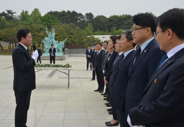 송갑석, 후보 확정된 뒤 5.18 민주묘지 참배 기사의 사진