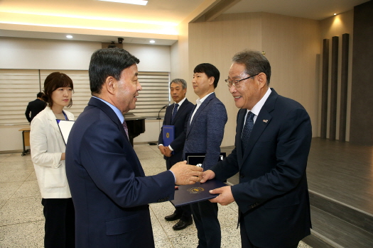 박성연 김해시 일자리정책과장(오른쪽)이 정례조회에서 대통령 표창을 받고 있다.