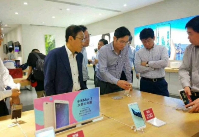 이재용 삼성전자 부회장이 중국 샤오미 매장을 방문했다. 사진=중국 웨이보