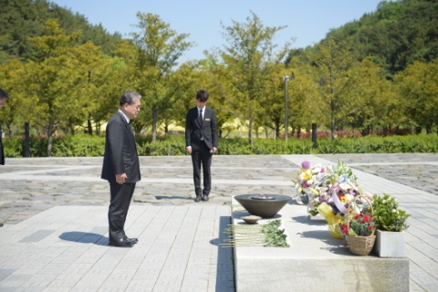 이재정 경기도교육감 예비후보, 첫 일정으로 노무현 전 대통령 묘역 참배